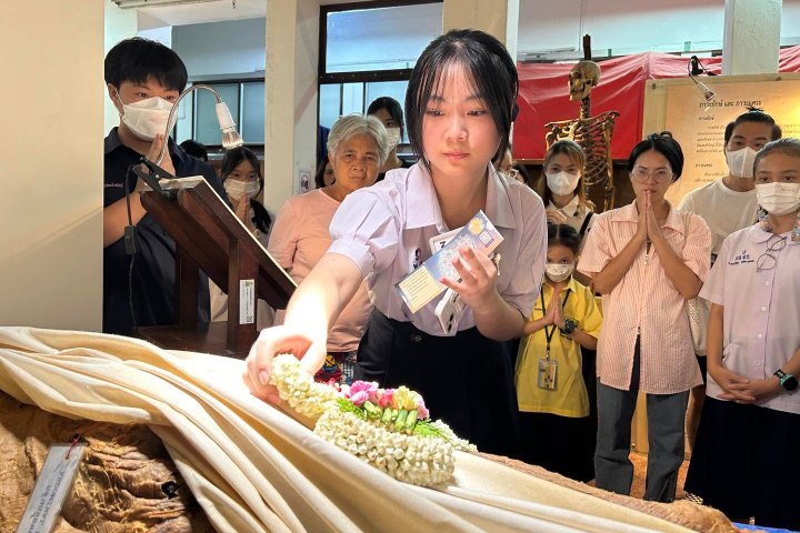 6. Visitante dejando flores a cuerpo en el Museo Médico Siriraj. Foto - Siriraj Museum - พิพิธภัณฑ์ศ (Facebook)