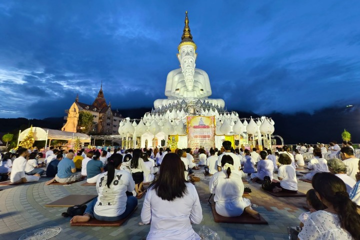 7. Meditación en el Templo del Acantilado de Cristal. Foto - วัดพระธาตุผาซ่อนแก้ว (Facebook)