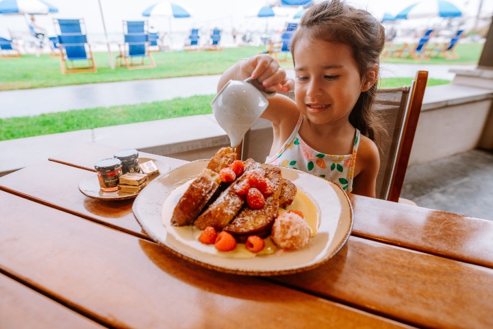 7. Niña desayunando en Oceana Coastal Kitchen. Foto - Archivo ACG Tourism