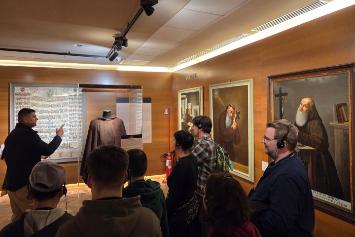 7. Visitantes en el Museo de la Cripta de los Capuchinos. Foto - Stephen Binz (Facebook)