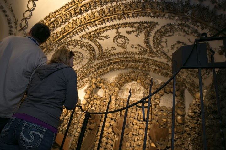 7. Visitantes en la Cripta de los Capuchinos. Foto - Airbnb