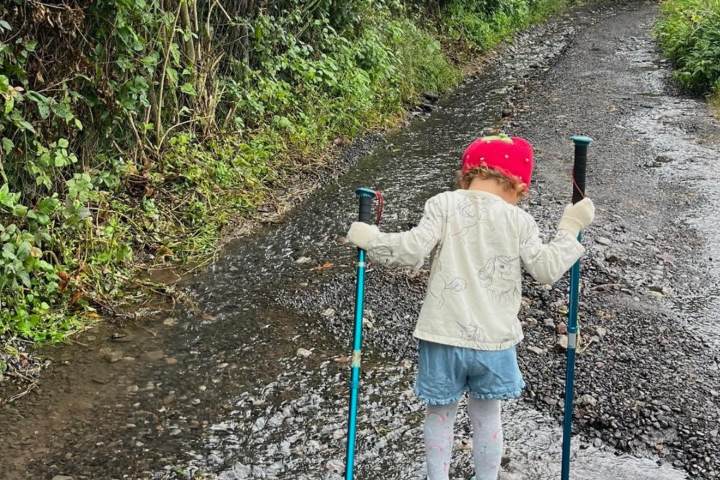 8. Niña haciendo senderismo en Malinalco. Foto - MaliKualli Complejo Ecoturístico (Facebook)