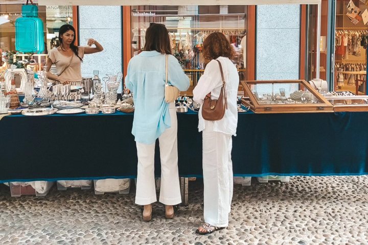 8. Visitantes en el Mercatino dell’Antiquariato. Foto - @brera_antique_market (Instagram)