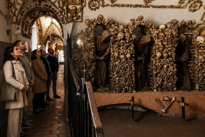 8. Visitantes en la Cripta de los Capuchinos. Foto - @citywonderstours (Instagram)