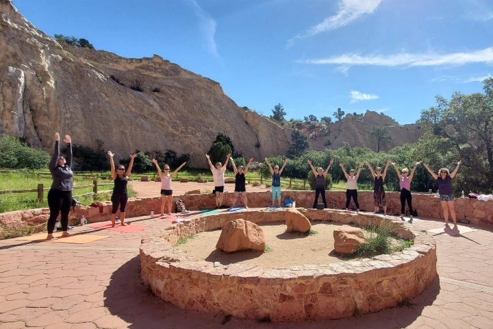 8. Yoga en el Jardín de los Dioses. Foto - Garden of the Gods Visitor and Nature Center (Facabook)