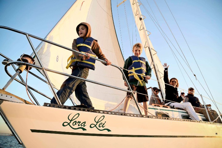 9. Niños en velero Lora Lei. Foto - Archivo ACG Tourism