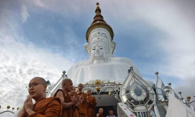 EL TEMPLO DEL ACANTILADO DE CRISTAL. Foto - วัดพระธาตุผาซ่อนแก้ว (Facebook)