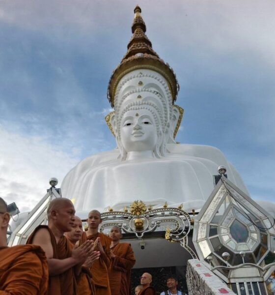 EL TEMPLO DEL ACANTILADO DE CRISTAL. Foto - วัดพระธาตุผาซ่อนแก้ว (Facebook)