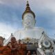 EL TEMPLO DEL ACANTILADO DE CRISTAL. Foto - วัดพระธาตุผาซ่อนแก้ว (Facebook)