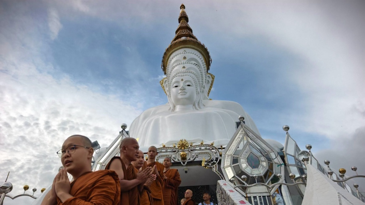 EL TEMPLO DEL ACANTILADO DE CRISTAL. Foto - วัดพระธาตุผาซ่อนแก้ว (Facebook)