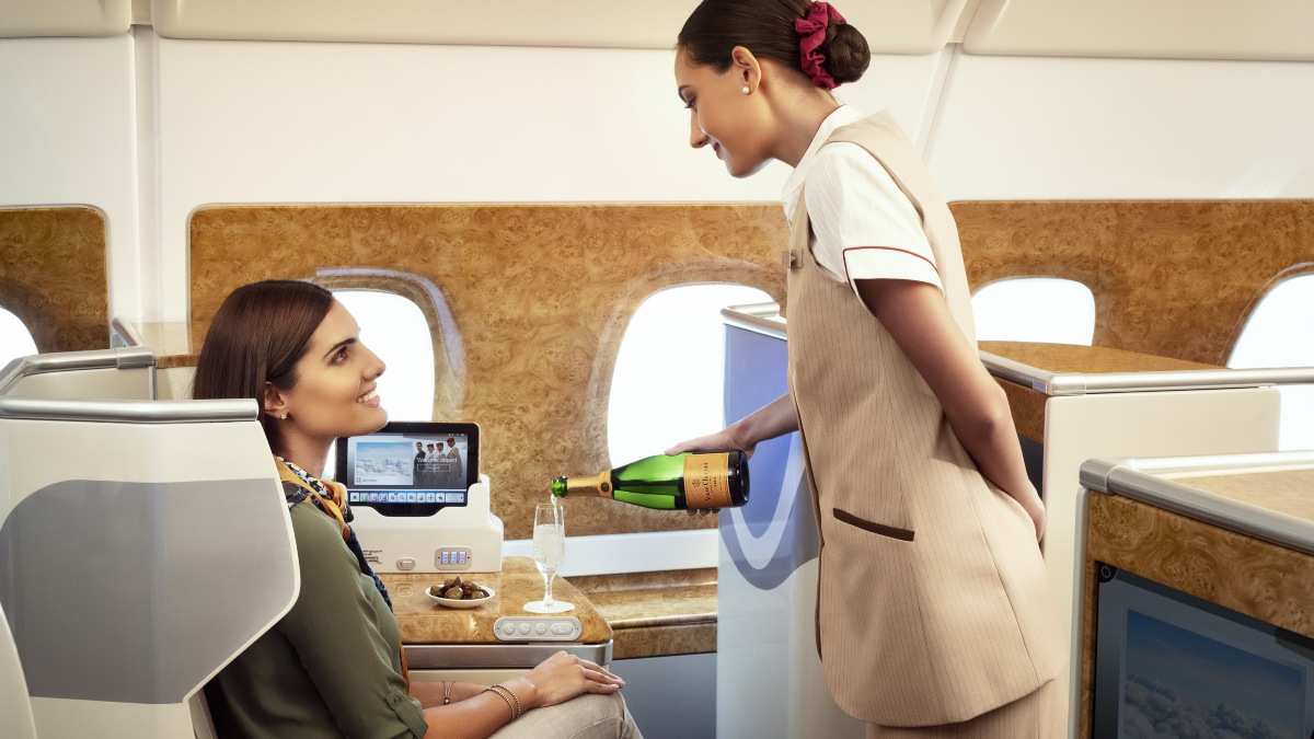 EMIRATES RENUEVA MENÚ DE VINOS. Foto - @emirates (X)