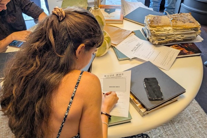 EXTRA. Viajera anotándose en el Libro de la Suerte de Willie Daly. Foto - @aoifemcg94 (Instagram)