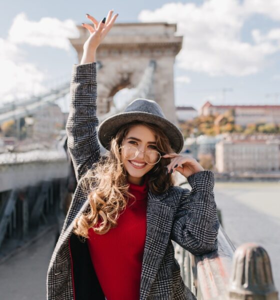 VIAJERA EN PARÍS. Foto - lookstudio (Magnific)
