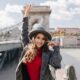 VIAJERA EN PARÍS. Foto - lookstudio (Magnific)