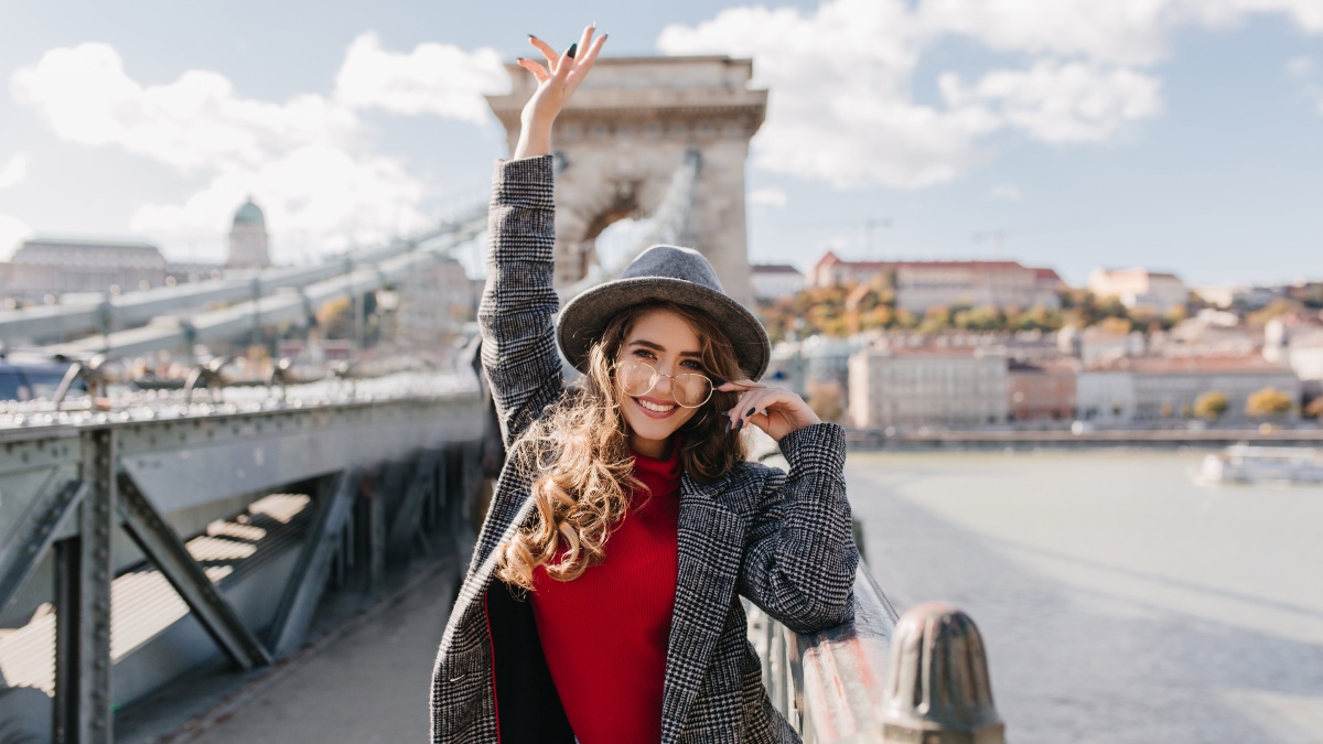 VIAJERA EN PARÍS. Foto - lookstudio (Magnific)