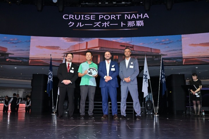 Ejecutivos de Royal Caribbean Group, Grupo MSC, CTL Maritime con el gobernador de Okinawa en el evento. Foto. - VIP Relaciones Públicas