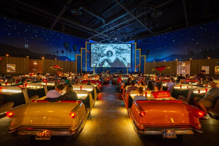 1. Interior del Sci-Fi Dine-In Theater Restaurant. Foto - BlogMickey