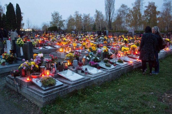 1. Mujeres en cementerio durante el Dušičky. Foto - Dopravní podnik města Olomouce (Facebook)