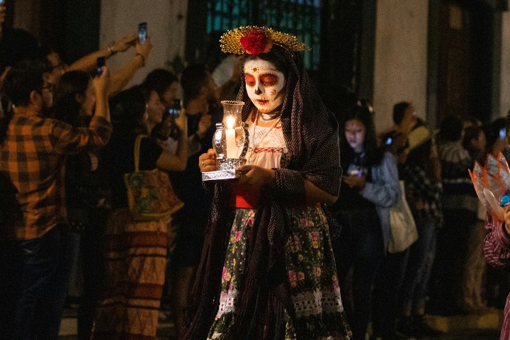 1. Niña durante el Día de Muertos. Foto - arturomontes (Unsplash)