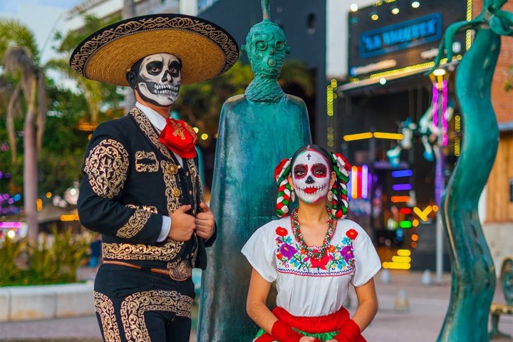 1. Pareja maquillada de calaveras en Puerto Vallarta. Foto - Puerto Vallarta, Mexico (Facebook)