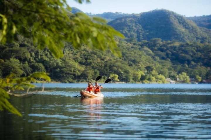 1. Pareja haciendo kayak en Nayarit. Foto - Archivo Nayarit