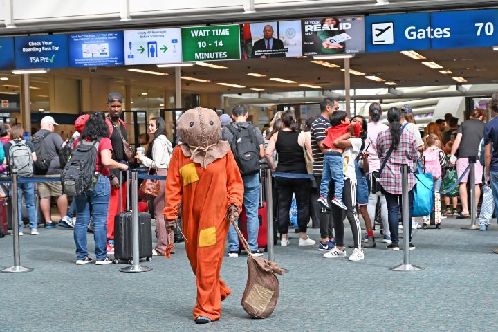 1. Persona disfrazada en aeropuerto. Foto - Orlando International Airport (MCO) (Facebook)