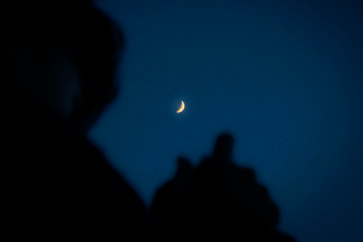 1. Persona mirando la luna. Foto - Nguyen Phan Nam Anh (Unsplash)