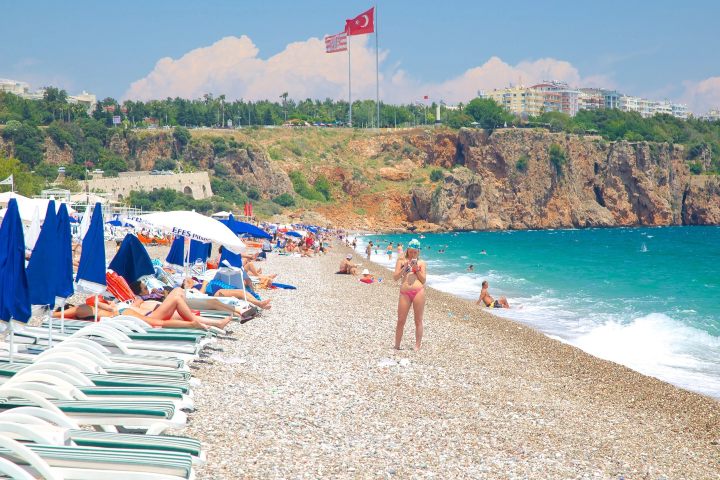 1. Playa Konyaaltı en Antalya. Foto - Antalya (Expedia)