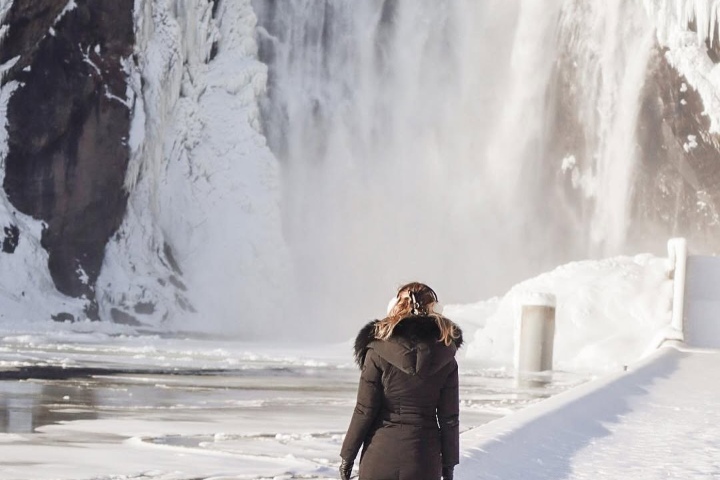 1. Viajera caminando en la Cascada de Montmorency. Foto - Parc de la Chute-Montmorency (Facebook)
