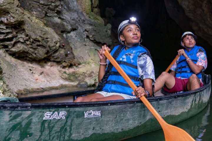1. Viajeros en la cueva de Barton Creek. Foto - Travel Belize (Facebook)