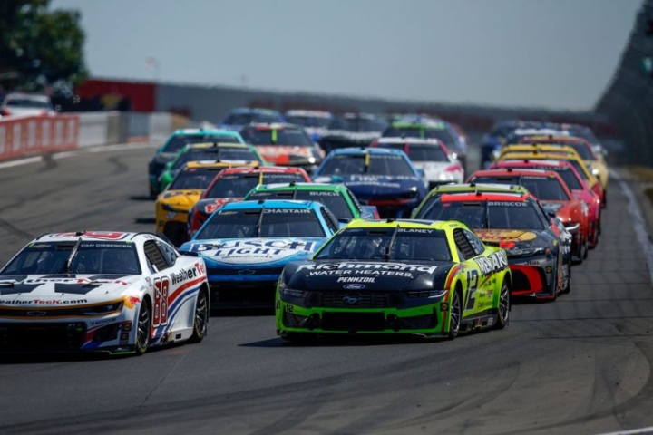 2. Autos de Nascar. Foto - NASCAR