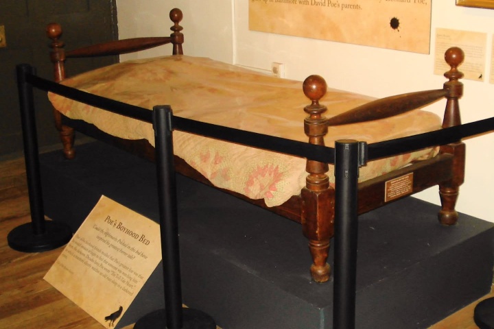2. Cama de The Poe Museum. Foto - @brians_u.s._travels (Instagram)