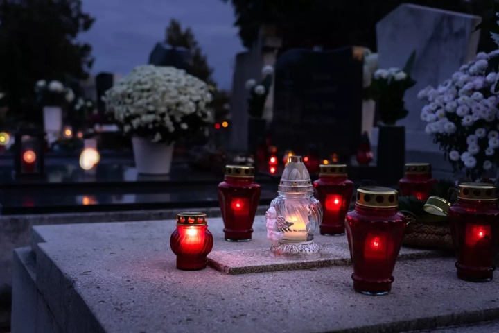 2. Cementerio con linternas rojas. Foto - Kudy z nudy