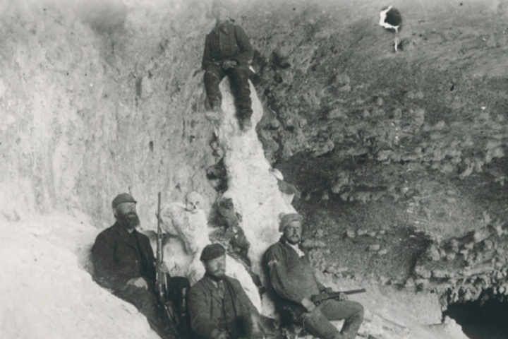 2. (De izquierda a derecha) Teodoro Huelphers junto a craneo humano, Ernst von Heinz, Hermann Eberhard y arriba, Hermann Eberhard hijo. Foto - @cuevadelmilodon_ (Instagram)