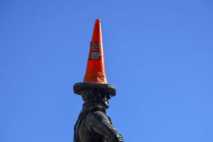 2. Estatua del duque de Wellington con cono en la cabeza. Foto - The Scottish Sun