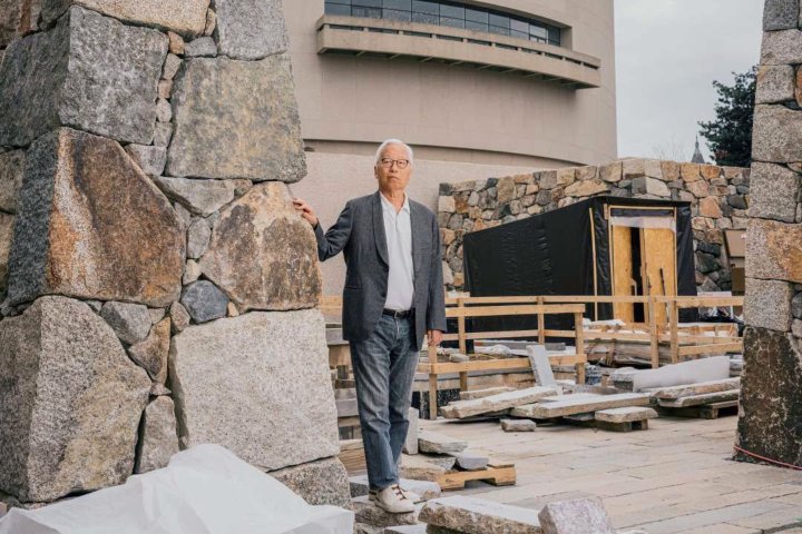 2. Hiroshi Sugimoto en los trabajos de remodelación del Hirshhorn Sculpture Garden. Foto - Hirshhorn Museum and Sculpture Garden﻿ (Facebook)