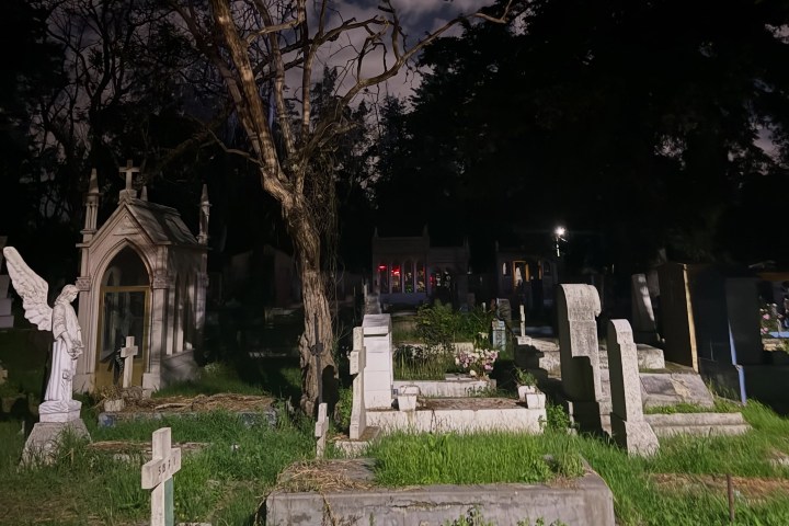 2. Panteón Civil de Dolores durante la noche. Foto - @ajuagabitaregiasisenor (Instagram)
