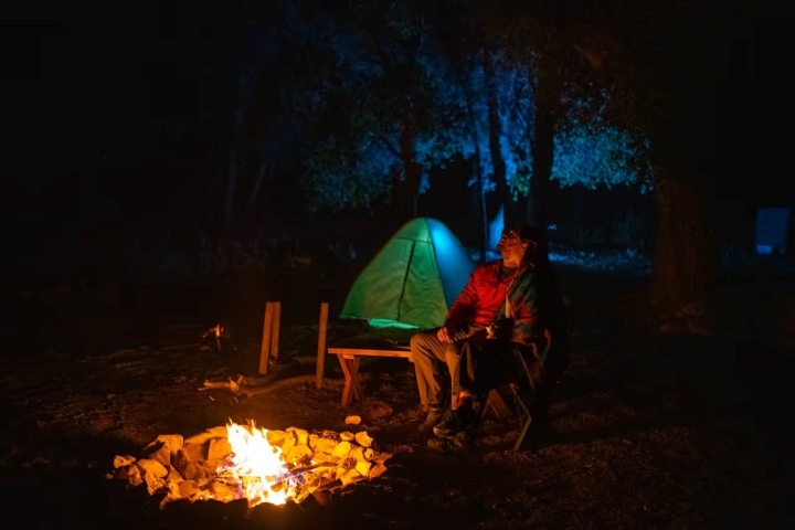 2. Pareja acampando. Foto - Archivo EME Media