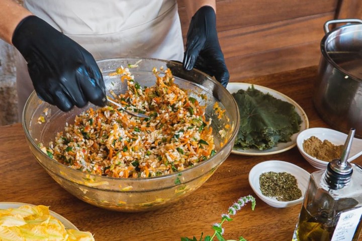 2. Preparación de relleno para ntoldamakia. Foto - @avli_malia (Instagram)