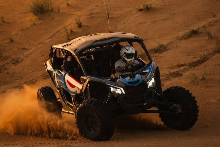 2. Recorrido en vehículo 4x4 en las dunas de Arabia Saudita. Foto - Arabian Adventures (Facebook)