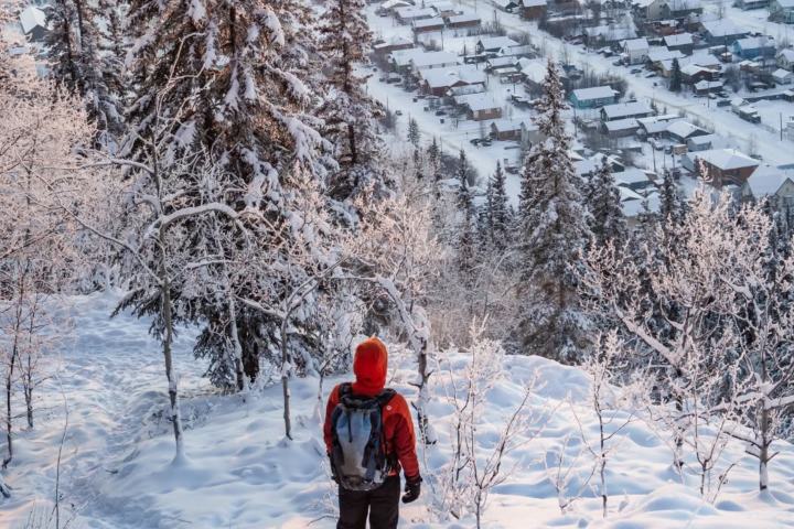 2. Viajero con ropa de nieve en Yukón. Foto - Travel Yukon (Facebook)