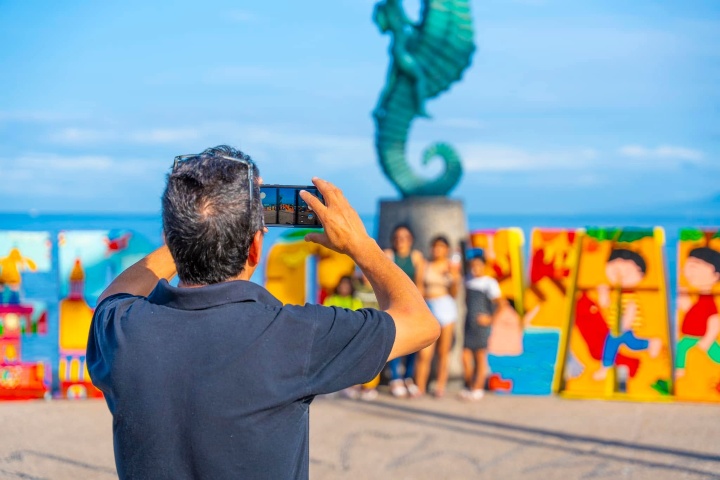 2. Viajeros en Puerto Vallarta. Foto - Puerto Vallarta, Mexico (Facebook)