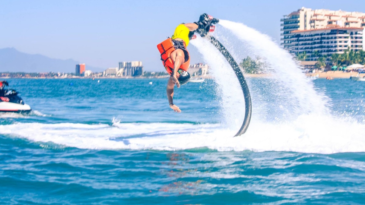 3 DEPORTES EXTREMOS PARA HACER EN PUERTO VALLARTA. Foto - Flyboard PV (Facebook)