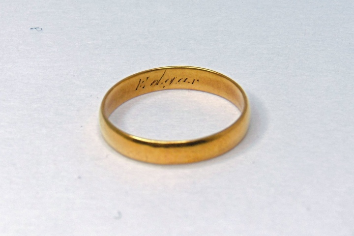 3. Anillo de compromiso de Edgar Allan Poe. Foto - The Poe Museum (Facebook)