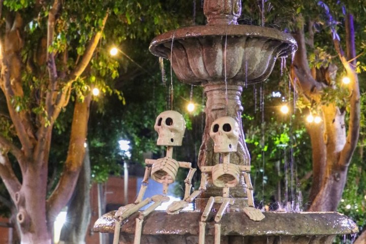 3. Calaveras en fuente de Yuriria. Foto - Estado de Guanajuato, México (Facebook)