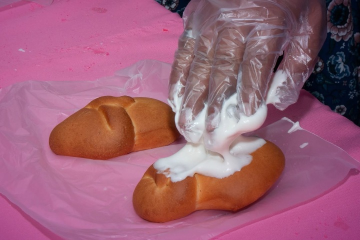 3. Elaboración de pan de muerto acambarense. Foto - Panificadora Lirio (Facebook)