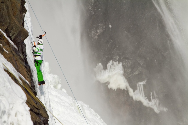 3. Persona escalando la Cascada de Montmorency. Foto - Parc de la Chute-Montmorency (Facebook)