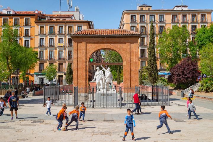 3. Plaza del Dos de Mayo en el barrio de Malasaña. Foto - Turismo Madrid (Expedia)