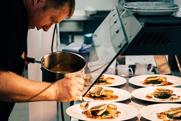 Preparación de platillos en cocina en Chef’s Choice Seafood Restaurant. Foto. - Chef’s Choice Seafood Restaurant