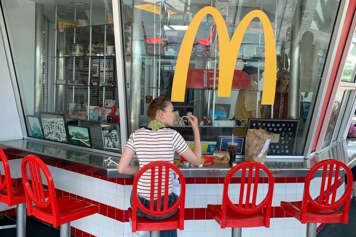 3. Viajera en el McDonald’s de Downey. Foto - @wyyyyyyyi_ (Instagram)